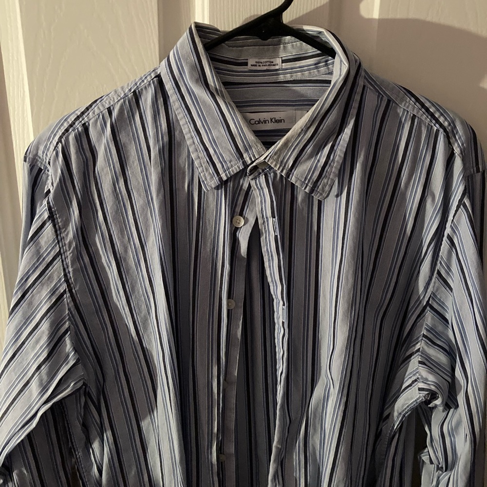 Men’s Calvin Klein casual button down long sleeve shirt. Size: L